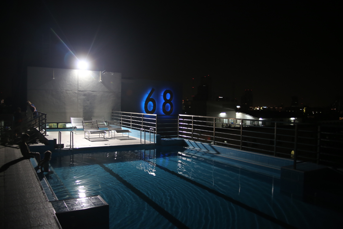 Bangkok.
Piscine sur le toit de l'hÃ´tel... bien agrÃ©able en fin de journÃ©e.