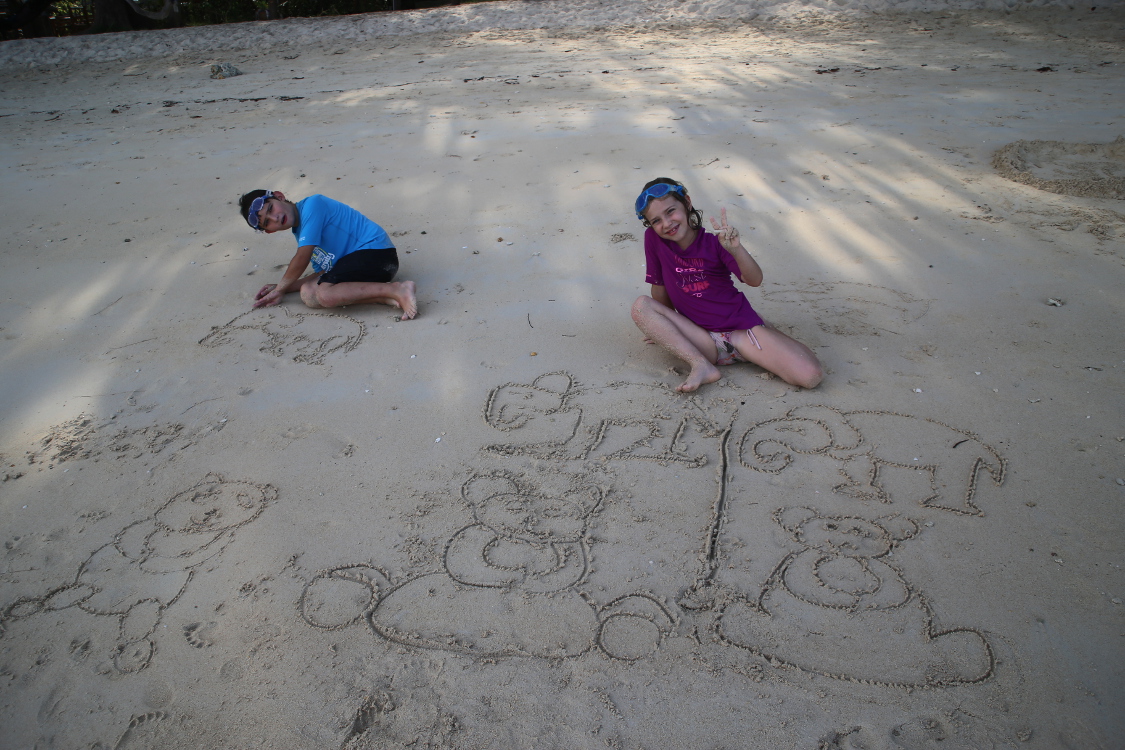 Koh Kradan.
SÃ©ance de dessin. C'est plus sympa que sur du papier... surtout en dÃ©cembre...