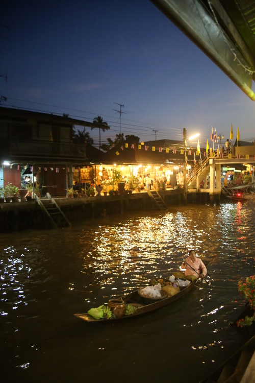 Amphawa.
Village au bord de l'eau, Ã  70km au sud-ouest de Bangkok. TrÃ¨s touristique, il garde nÃ©anmoins un certain charme.