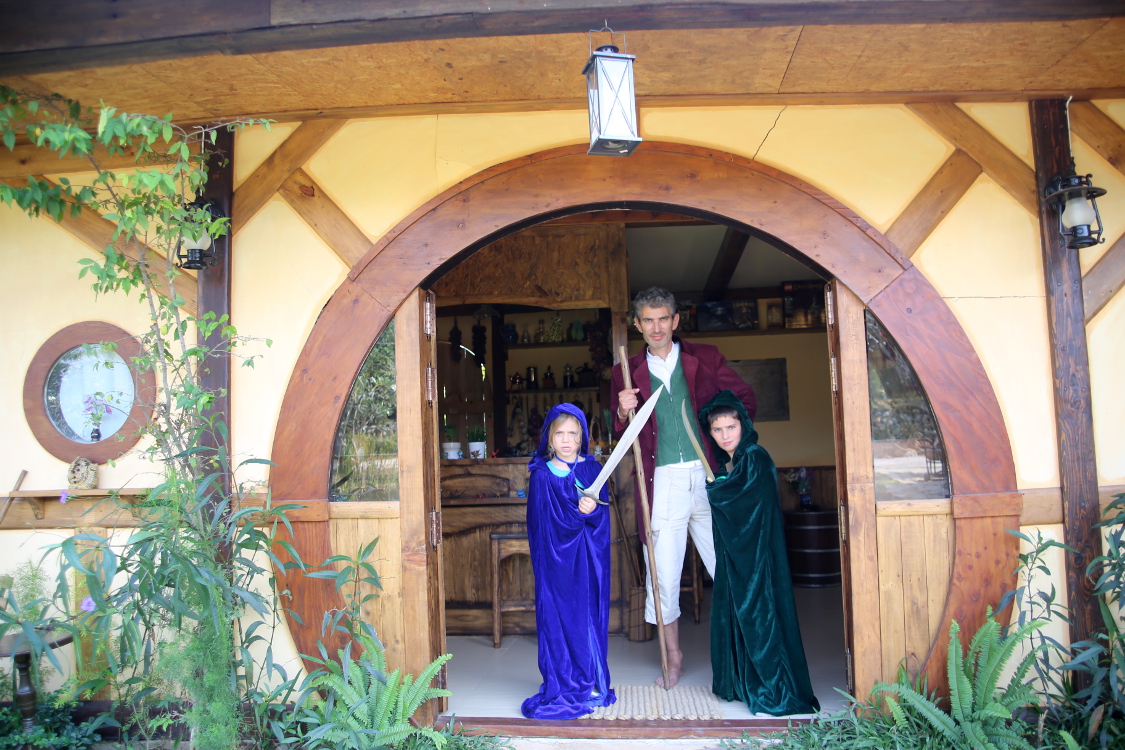 Sikhio.
Maison du Hobbit. SÃ©ance de dÃ©guisement...