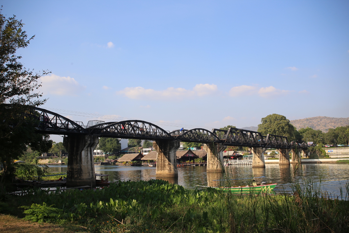 Kanchanaburi.
Le fameux pont de la riviÃ¨re KwaÃ¯ !
Pour la petite histoire, c'est le Japon, pendant la seconde guerre mondiale, qui avait l'ambition de construire une voie ferrÃ©e Ã  travers la ThaÃ¯lande pour rejoindre la Birmanie britannique. La construction de cette voie fit des milliers de morts en raison des mauvais traitements, des maladies tropicales et des bombardements amÃ©ricains et britanniques
C'est pour cette raison que la ligne est appelÃ©e Â« voie ferrÃ©e de la mort Â».