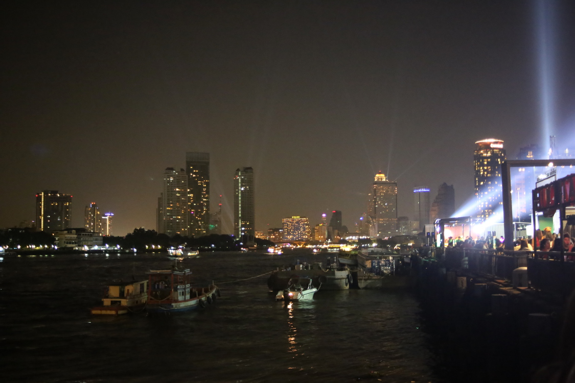 Bangkok.
RiviÃ¨re Chao Phraya.