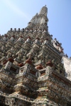 Bangkok.
Wat Arun, avec son prang (tour de style khmer) de 82m de haut. L'ascension est loin d'être aisée...