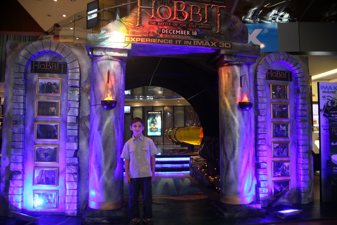 Bangkok.
Grand moment pour Romain : Le Hobbit 3 en 3D en salle Imax !
Seul problÃ¨me : la VO en anglais sous-titrÃ© en thaÃ¯ ...
Mais les images Ã©taient belles ...
