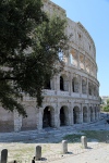 Rome.
Sous les 160 arcs des 2ème et 3ème niveaux se trouvaient des statues. Ce devait être grandiose !
Le Colisée a été utilisé pour des spectacles pendant près de 500 ans !