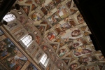 Musée du Vatican.
La chapelle Sixtine...
Rien que le nom est évocateur. On le doit au pape Sixte IV, qui la fit bâtir de 1477 à 1483.
Cette chapelle doit sa célébrité à son exceptionnelle décoration peinte par les plus grands artistes, notamment Michel-Ange et Botticelli.
Le plafond a été réalisé par Michel-Ange, avec neuf scènes représentant des épisodes de la Genèse.