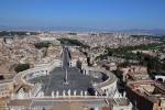 Vatican.
Vue depuis la coupole sur la majestueuse place Saint-Pierre, et au premier plan les statues colossales de la façade figurant le Christ, Saint Jean-Baptiste et les Apôtres, hormis Saint Pierre.
