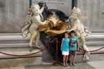 Vatican.
Basilique Saint-Pierre.
On a l'impression que l'ange de droite en a un peu marre de voir défiler les touristes... et Fanny n'a pas l'air rassurée...
