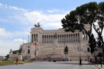 Rome.
Le Capitole, l'autre colline qui entoure le forum avec son palais et le gigantesque Monument de Victor-Emmanuel II, premier roi d'Italie et