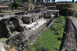 Herculaneum.
Cette ville a été recouverte de boue lors de l'éruption du Vésuve en 79 après JC.
La vieille ville semble être dans un trou, car l'épaisseur de sédiments volcaniques atteint environ 20m.
Ici, on est devant la porte marine, face à la mer. Mais le front de mer a reculé de plus de 500m après l'éruption.