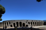 Pompéi.
L'amphithéâtre pouvait contenir 12000 personnes et il est le plus vieil amphithéâtre encore debout à ce jour.