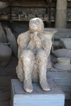 Pompéi.
Les cendres ont brûlé tous les tissus vivants, puis se sont déposées, créant à la fois une gaine protectrice et une image en creux de l'objet détruit.
Par une technique de moulage, on peut voir les victimes dans l'attitude où la mort les a surpris.
