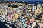 Ile de Procida.
On trouve 3 îles dans le golf de Naples : Procida, Ischia et Capri (bien connue grâce à un certain Hervé Vilard).
Procida est la plus petite, et c'est celle-ci que l'on a décidé de visiter.
Le petit port de pêche est magnifique !