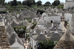 Alberobello.
Une des villes les plus étonnantes de la région avec son quartier de trulli. On en compte environ 1500, et ces maisons sont classées au patrimoine mondial de l'UNESCO.
C'est évidemment très touristique, mais la ville est vraiment très belle !