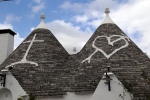 Alberobello.
Certains trulli ont le toit décoré de motifs aux origines mystérieuses : roues solaires, lunes, candélabres, cœur dans un triangle... Mais la signification de ces symboles semble avoir été oubliée au cours des siècles.