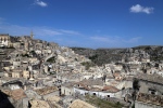 Matera.
On sort un peu des Pouilles pour passer la journée dans la région de la Basilicate, et notamment à Matera, un village étonnant qui s'étale sur les collines creusées par une petite rivière.
La ville est célèbre pour ses habitats troglodytiques appelés Sassi.