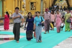 Yangon.
Pagode Shwedagon.
La majorité des pèlerins visite le site dans le sens des aiguilles d'une montre.