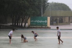 Yangon.
La pagode Botataung.
Après une bataille d'eau durant l'après-midi, on a laissé les enfants s'amuser sous une pluie tropicale, intense et rapide. Partie de glissade assurée sur cette esplanade qui s'est vite transformée en piscine !