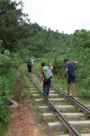 Trek Kalaw-Lac Inlé.
On doit rejoindre la gare. Le plus simple est de suivre la voie !
Heureusement, le train ne doit pas passer avant une heure...
