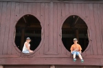 Lac Inle.
Monastère Shwe Yan Pyay.
Ce qui caractérise ce monastère, ce sont ces fenêtres ovales plutôt inhabituelles.