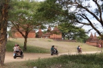 Bagan.
On décide de louer des scooters pour arpenter ce site GIGANTESQUE.
Bagan est une ancienne ville royale et plus de 2000 monuments ont été construits dans cette plaine entre le XIème et le XIIIème siècle, ce qui rend l'endroit tout simplement magique !