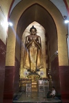 Bagan.
Temple Ananda.
Face aux 4 entrées se trouvent, fait inhabituel, des statues de Bouddha debout de 9m de haut. Elles sont en teck plaquées de feuille d'or.
Cette représentation correspond au Bouddha qui a atteint le nirvana.