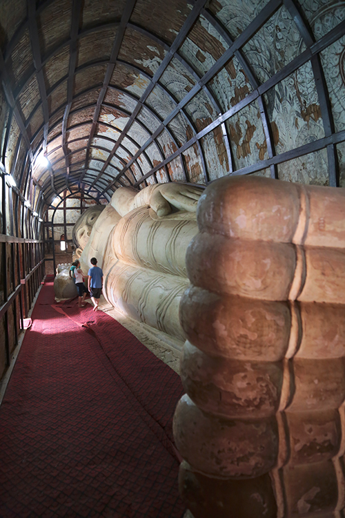 Bagan.
Pagode Shwesandaw.
Au pied de la pagode se tient un petit bÃ¢timent en brique abritant un Bouddha couchÃ© de 18m de long datant du XVIIÃ¨me siÃ¨cle. Ce qui est Ã©tonnant (pour les initiÃ©s), c'est qu'il est le seul Ã  Bagan Ã  avoir la tÃªte dirigÃ©e vers le sud, point cardinal symbolisant la mort...