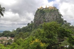 Mont Popa.
Non loin de Bagan se dresse le mont Popa, un ancien volcan. Un monastère bouddhiste, le Taung Kalat, s'est installé sur une ancienne cheminée volcanique. C'est surtout le plus important lieu de concentration des nats du pays, les esprits birmans...