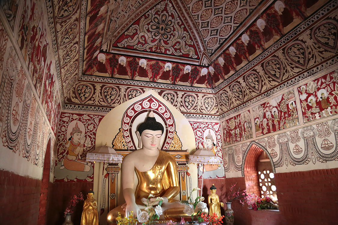 Bagan.
Temple nÂ°1045.
Ce petit temple a la particularitÃ© d'Ãªtre passÃ© entre les mains d'un artiste qui a repeint les fresques Ã  peu prÃ¨s comme elles devaient Ãªtre au XIIÃ¨me siÃ¨cle. Le rÃ©sultat est assez impressionnant et permet de se faire une idÃ©e de l'aspect original des peintures dÃ©gradÃ©es que l'on peut voir dans les autres temples.