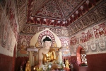 Bagan.
Temple n°1045.
Ce petit temple a la particularité d'être passé entre les mains d'un artiste qui a repeint les fresques à peu près comme elles devaient être au XIIème siècle. Le résultat est assez impressionnant et permet de se faire une idée de l'aspect original des peintures dégradées que l'on peut voir dans les autres temples.