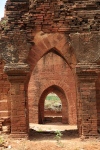 Bagan.
Temple Lemyethna.
Construit en 1222 sur une plateforme, il faut traverser une cours pieds nus pour rejoindre le bâtiment principal.
D'ailleurs, il faut se déchausser dans tous les temples et il faut bien avouer que l'on se brûle souvent les pieds sur les pierres brûlantes...