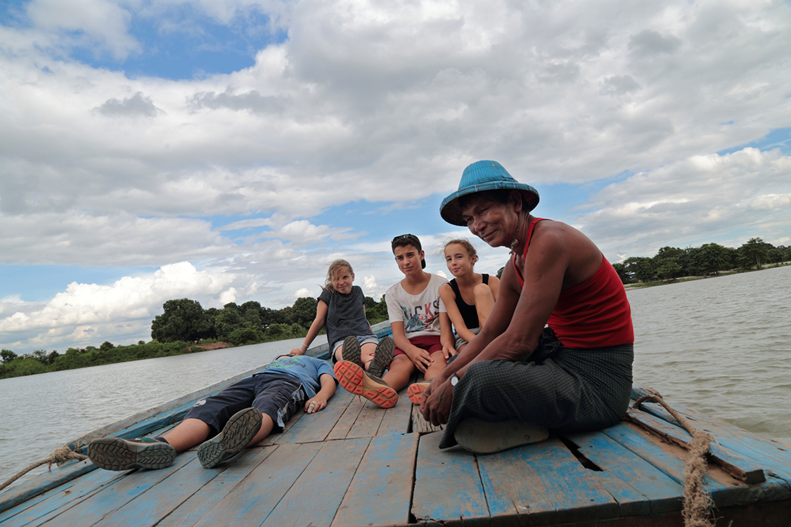 Mandalay, Inwa.
Pour rejoindre ou quitter Inwa, on doit traverser un important affluent de l'Irrawady, la Myitnge.