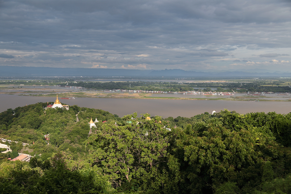 Mandalay, Sagaing.
Sagaing, autre capitale royale de la rÃ©gion aprÃ¨s la chute de Bagan (en 1287) et avant le transfert Ã  Inwa en 1364.
La vue sur l'Irrawady et la campagne environnante est superbe. Surtout en fin d'aprÃ¨s-midi quand le soleil vient s'accrocher sur les pointes des stupas...