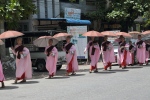 Mandalay.
Dans cette ville, on voit beaucoup de nonnes en tunique rose. Et la plupart que l'on voit en dehors des monastères parcourent la ville pour collecter des vivres.