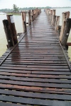 Mandalay.
Pont U Bein.
Construit en 1849, ce pont de 1200m de long est le plus long pont en teck du monde (encore une fois, le plus... du monde...).
Balade sympathique où l'on croise des moines, des familles et les riverains...
Il permet de traverser le lac Taungthaman.