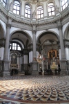 Intérieur de la basilique Santa Maria della Salute (rien que ça !).
Etonnante forme octogonale qui évoquerait une couronne dédiée à la vierge.