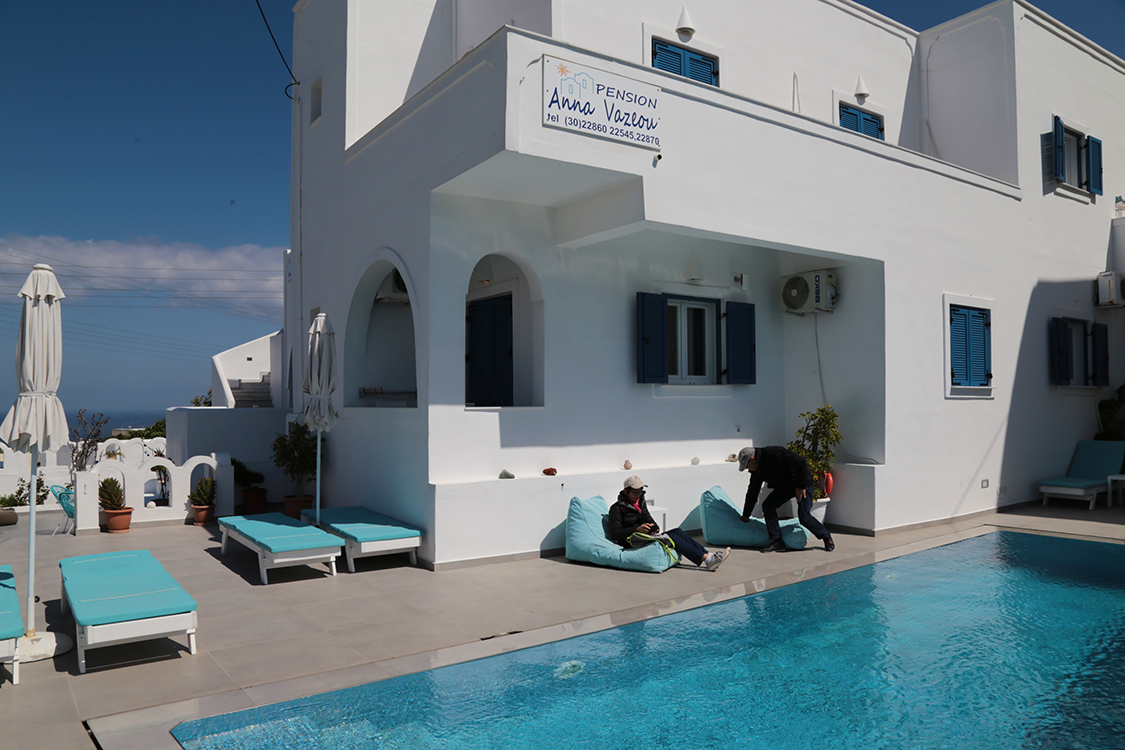 Santorin.
Installation dans notre hÃ´tel, proche de la ville de Fira.