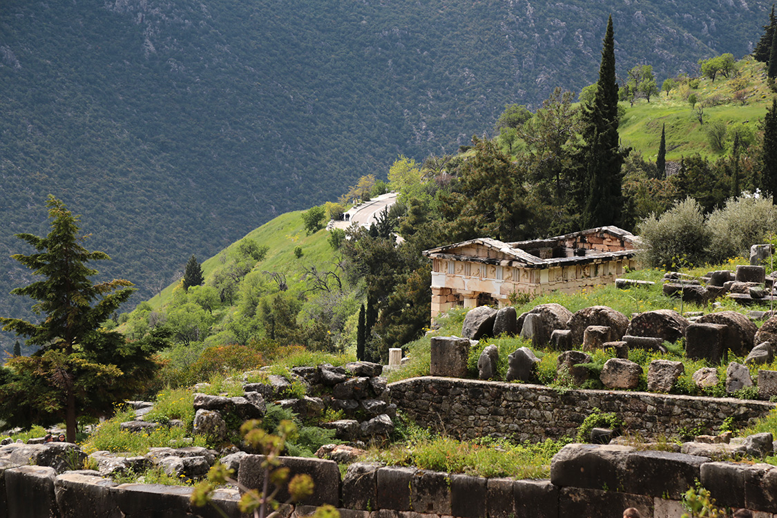 Delphes.
Le site aurait Ã©tÃ© fondÃ© par Apollon lui-mÃªme !
En tout cas, ce sanctuaire Ã©tait 