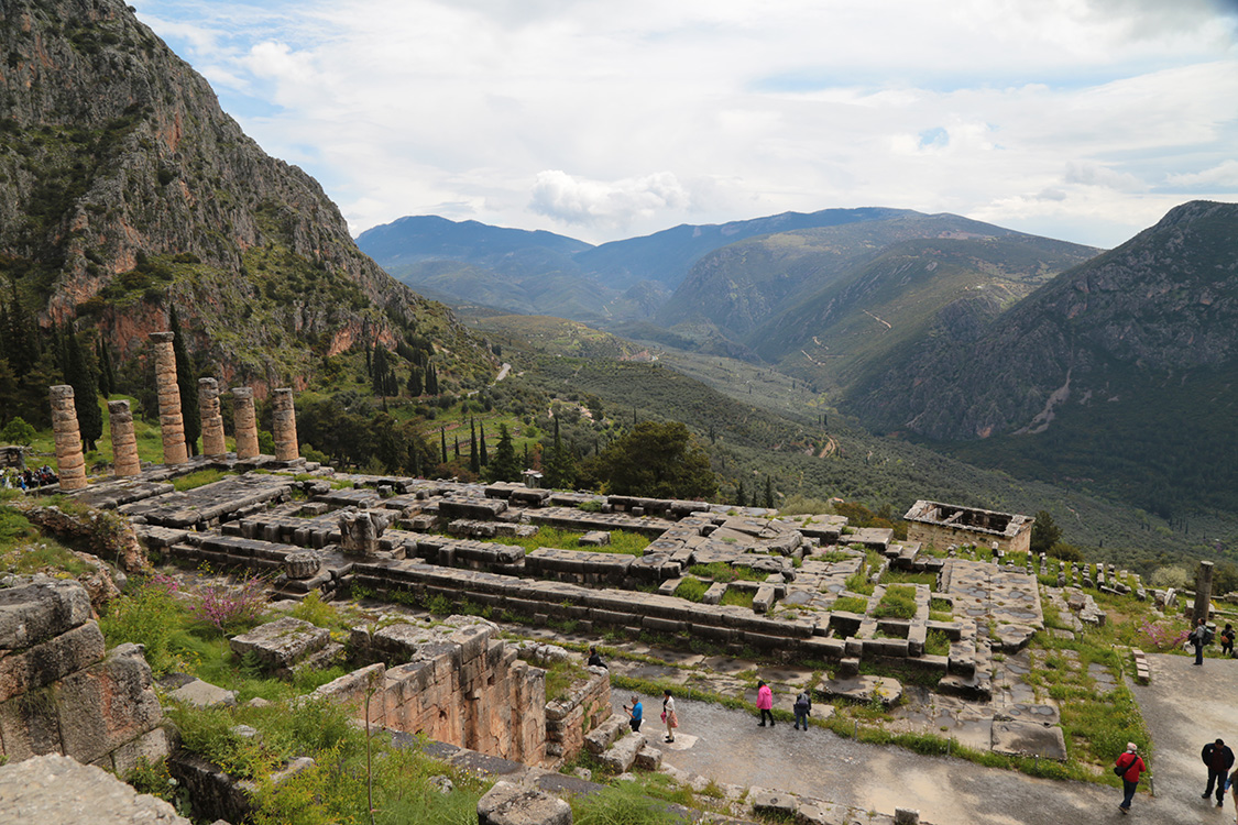 Delphes.
Et voici le cÅ“ur du site, le temple d'Apollon. Il a une grande importance, car il abrite l'oracle.
Il est construit sur une faille volcanique qui plonge dans les entrailles de la terre et met les hommes en communication avec le dieu Apollon. Rien que Ã§a !