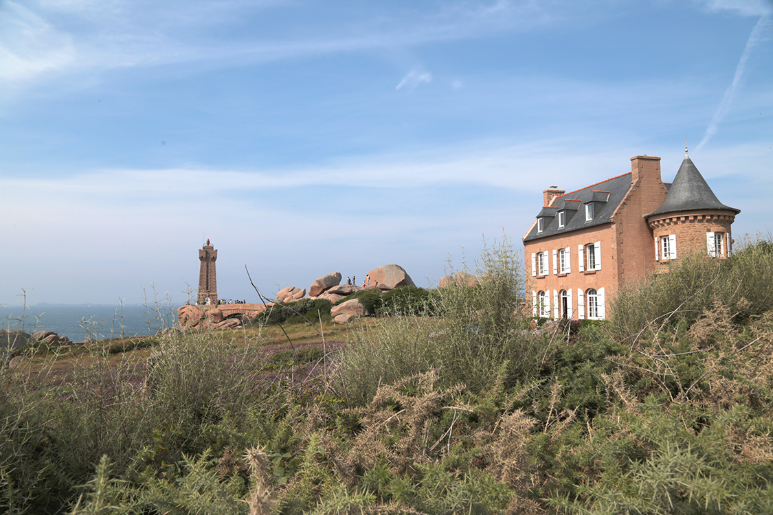 CÃ´te de granit rose.
Le phare Mean Ruz de Ploumanac'h.