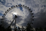 London Eye.
Cette grande roue a été mise en place pour les festivités de l'an 2000, et est devenue une attraction majeure à Londres.