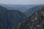 Parc National du Durmitor.
Point de vue de Curevac, sur la vallée de la Tara.
Il est d'ailleurs à noter que ce canyon est le deuxième plus profond au monde, après celui du Colorado. Incroyable !!