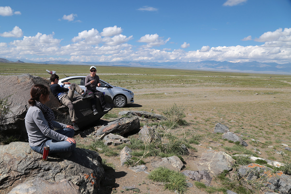 Complexe mÃ©galithique de Tarkhata.
Au milieu de cette steppe, on tombe par hasard sur ce complexe datant de 4000 Ã  5000 ans. C'Ã©tait apparemment un lieu sacrÃ© utilisÃ© comme calendrier astronomique.