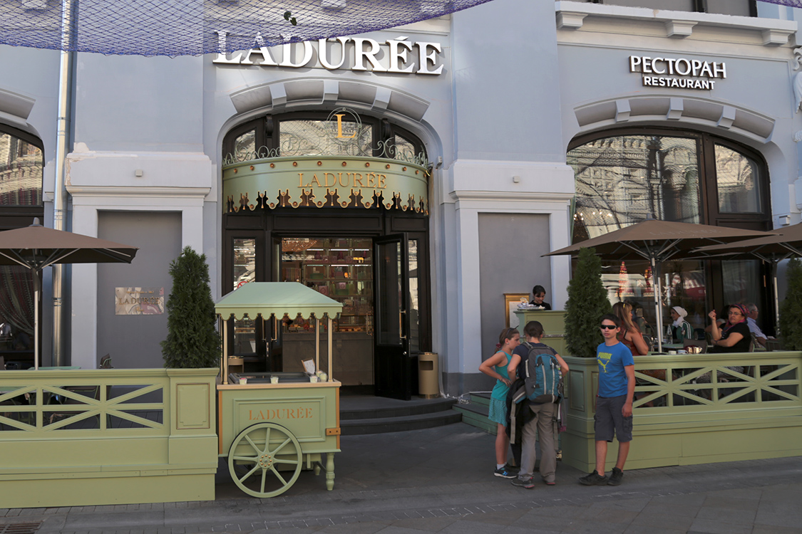 Moscou.
Mais oÃ¹ vont-ils ???!!!
Ils veulent juste comparer les macarons de Fanny et Fabien Ã  ceux de LadurÃ©e.
Verdict : Fanny et Fabien l'emportent !